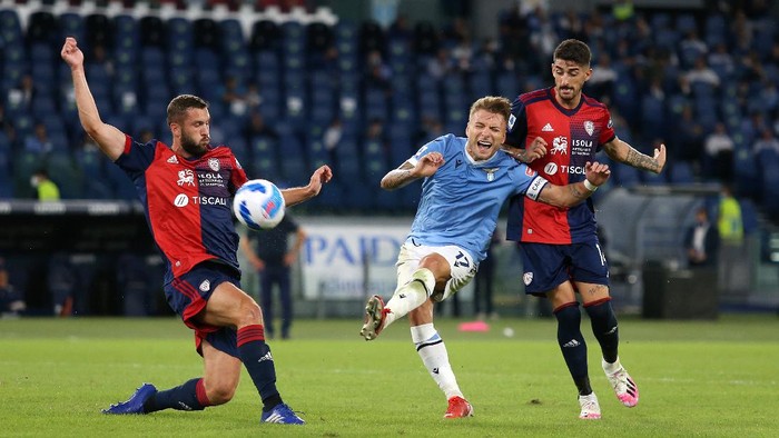 ROME, ITALY - SEPTEMBER 19: Ciro Immobile of SS Lazio shoots during the Serie A match between SS Lazio and Cagliari Calcio at Stadio Olimpico on September 19, 2021 in Rome, Italy. (Photo by Paolo Bruno/Getty Images)