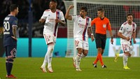 Messi malah harus melihat Lyon menjebol gawang PSG lebih dulu. Lucas Paqueta membawa tim tamu memimpin 1-0 di menit ke-54. (Foto: Francois Mori/AP)