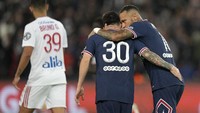 Neymar kemudian menyamakan skor menjadi 1-1 di menit ke-66 lewat penalti. Messi terlihat merayakan gol bersama rekannya itu. (Foto: Francois Mori/AP)
