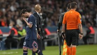 Messi tertunduk usai ditarik keluar di laga PSG vs Lyon. Itu menandai La Pulga sudah tidak bikin gol di tiga pertandingan bersama Les Parisiens. (Foto: Francois Mori/AP)