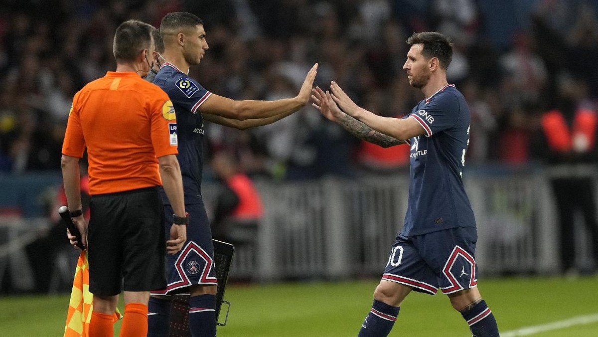 Achraf Hakimi saat menggantikan Lionel Messi di laga PSG vs Lyon. (Foto: Francois Mori/AP)