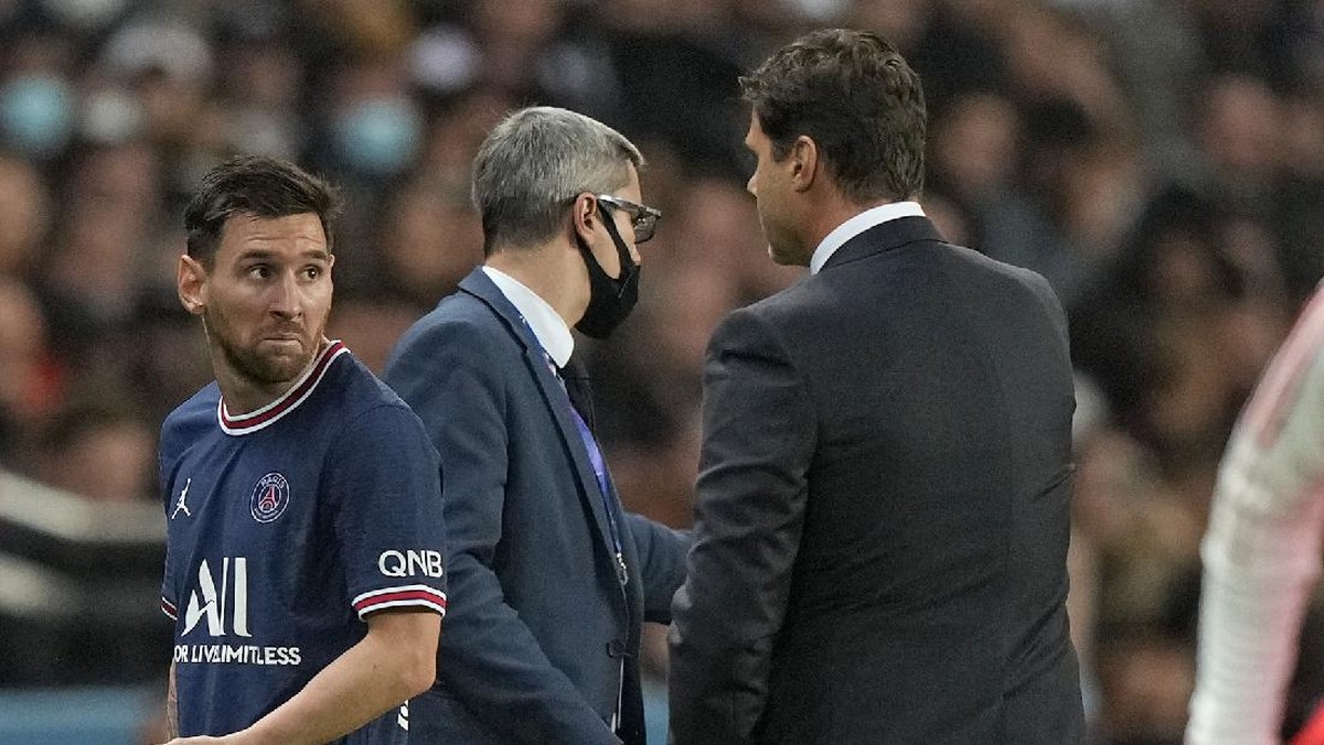 Momen Lionel Messi terlihat cemberut usai ditarik keluar oleh Mauricio Pochettino di laga PSG vs Lyon. (Foto: Francois Mori/AP)