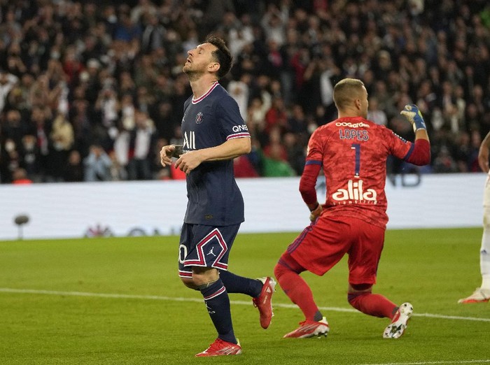 lionel messi paris saint-germain psg psg vs lyon liga prancis ligue 1 PSG's Lionel Messi reacts after missing a chance during the French League One soccer match between Paris Saint-Germain and Lyon at the Parc des Princes in Paris Sunday, Sept. 19, 2021. (AP Photo/Francois Mori)
