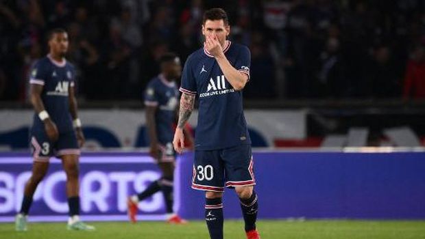 Paris Saint-Germain's Argentinian forward Lionel Messi reacts after Lyon scored the opener during the French L1 football match between Paris-Saint Germain (PSG) and Olympique Lyonnais at The Parc des Princes Stadium in Paris on September 19, 2021. (Photo by FRANCK FIFE / AFP)