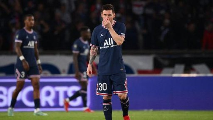 Paris Saint-Germains Argentinian forward Lionel Messi reacts after Lyon scored the opener during the French L1 football match between Paris-Saint Germain (PSG) and Olympique Lyonnais at The Parc des Princes Stadium in Paris on September 19, 2021. (Photo by FRANCK FIFE / AFP)