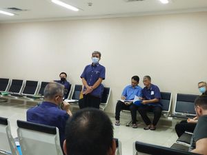 Potret M Kace dan Yahya Waloni Masing-masing Ibadah di Rutan Bareskrim Potret M Kace dan Yahya Waloni Masing-masing Ibadah di Rutan Bareskrim