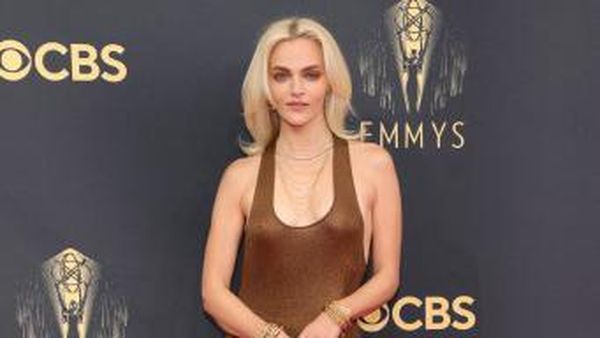 Madeline Brewer, Bintang Orange Is the New Black Tampil Seksi