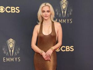 Madeline Brewer, Bintang Orange Is the New Black Tampil Seksi