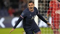 PSG akhirnya menang 2-1 atas Lyon, lewat gol Mauro Icardi di masa injury time. Dalam video yang beredar, terlihat Messi masih cemberut meski timnya bisa meraih tiga poin dan bertahan di puncak klasemen Liga Prancis. (Foto: Francois Mori/AP)