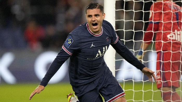 mauro icardi paris saint-germain psg psg vs lyon liga prancis ligue 1 PSG's Mauro Icardi celebrates scoring his side's second goal during the French League One soccer match between Paris Saint-Germain and Lyon at the Parc des Princes in Paris Sunday, Sept. 19, 2021. (AP Photo/Francois Mori)