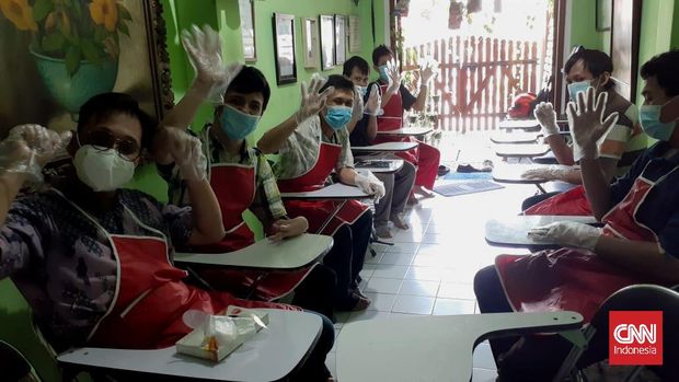 Melawan Stigma Demi Hidup Setara Unit Usaha Penyandang Disabilitas Kedaibilitas di Surabaya. CNN Indonesia/Farid Rahman