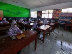 PTM di SMPN 77 Jakarta Tetap Berjalan Meski 2 Siswa Positif COVID
