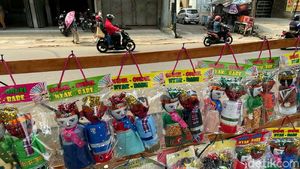 Mencari Cuan Lewat Miniatur Ondel-ondel dari Barang Bekas