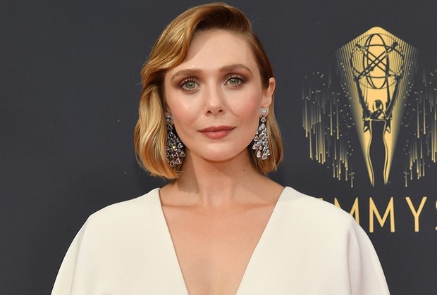 n Deretan makeup dan gaya rambut menawan para seleb di red carpet Emmy Award 2021