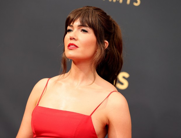 n Deretan makeup dan gaya rambut menawan para seleb di red carpet Emmy Award 2021