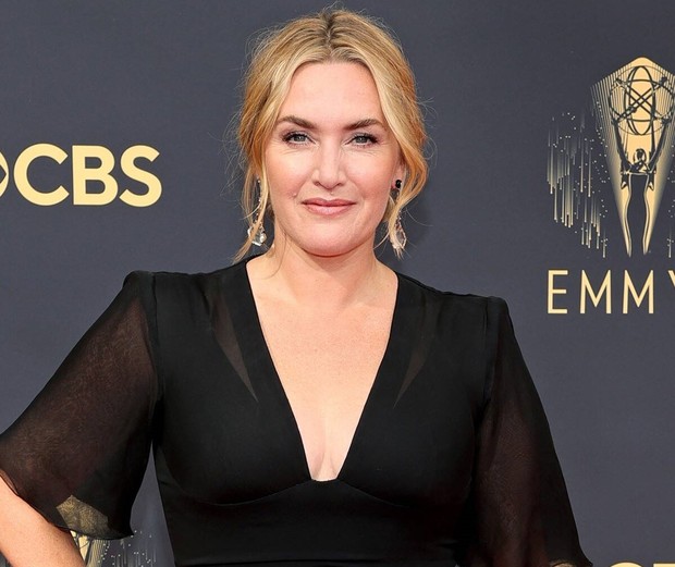 n Deretan makeup dan gaya rambut menawan para seleb di red carpet Emmy Award 2021