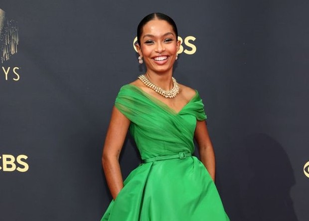 n Deretan makeup dan gaya rambut menawan para seleb di red carpet Emmy Award 2021