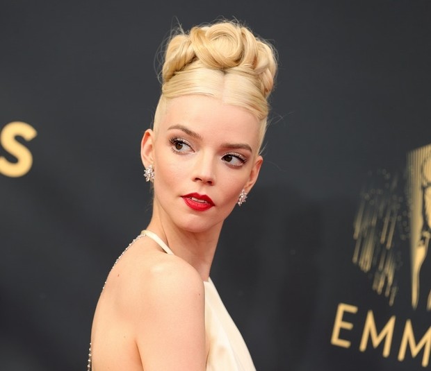 n Deretan makeup dan gaya rambut menawan para seleb di red carpet Emmy Award 2021