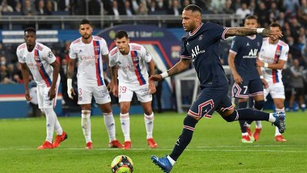 Paris Saint-Germain's Brazilian forward Neymar kicks to score on a penalty during the French L1 football match between Paris-Saint Germain (PSG) and Olympique Lyonnais at The Parc des Princes Stadium in Paris on September 19, 2021. (Photo by Alain JOCARD / AFP)