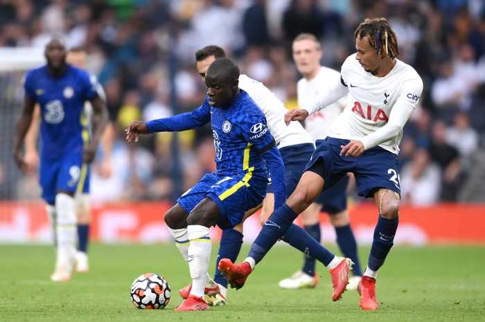 LONDON, ENGLAND - SEPTEMBER 19: Ngolo Kante of Chelsea is challenged by Dele Alli of Tottenham Hotspur during the Premier League match between Tottenham Hotspur and Chelsea at Tottenham Hotspur Stadium on September 19, 2021 in London, England. (Photo by Laurence Griffiths/Getty Images)