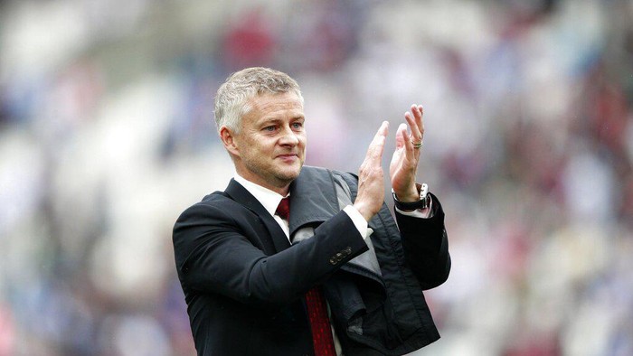 Manchester Uniteds manager Ole Gunnar Solskjaer applauds after the English Premier League soccer match between West Ham United and Manchester United at the London Stadium in London, England, Sunday, Sept. 19, 2021. Manchester United won 2-1. (AP Photo/Ian Walton)