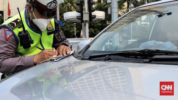 Petugas Satlantas Polri memberikan tindakan tilang terhadap pengendara yang melanggar ketentuan ganjil-genap di kawasan Jalan Sudirman. Operasi Patuh Jaya 2021 sendiri digelar mulai hari Senin (20/9). Operasi tersebut digelar selama 14 hari ke depan hingga hari Senin (3/10) mendatang. Senin (20/9/2021). CNN Indonesia/Andry Novelino
