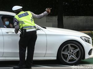Pengendara Main HP Ditilang Saat Operasi Patuh, Ojol Gimana?