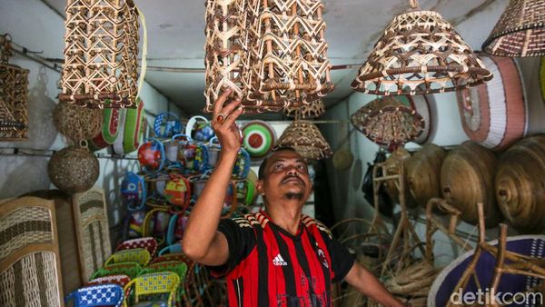 Pandemi Bikin Omzet Perajin Rotan Ini Melorot
