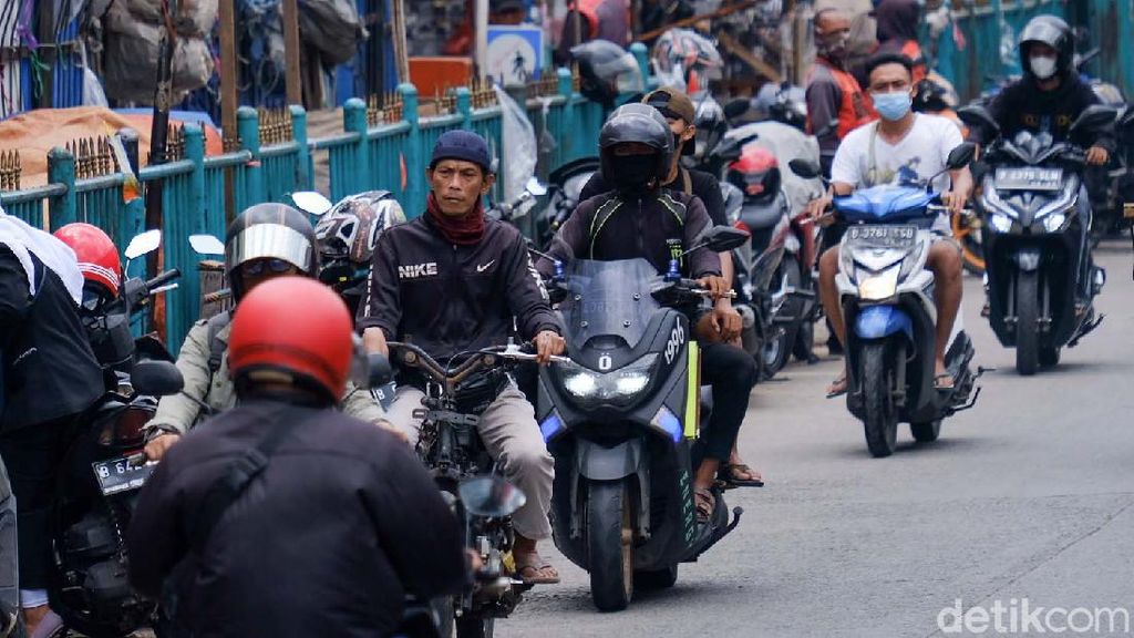 Biker Lawan Arus, Pasar Ciputat Makin Semrawut