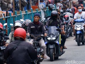 Biker Lawan Arus, Pasar Ciputat Makin Semrawut