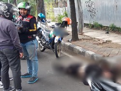 Pemotor Terkapar Simbah Darah Usai Hantam Trotoar di Tangerang