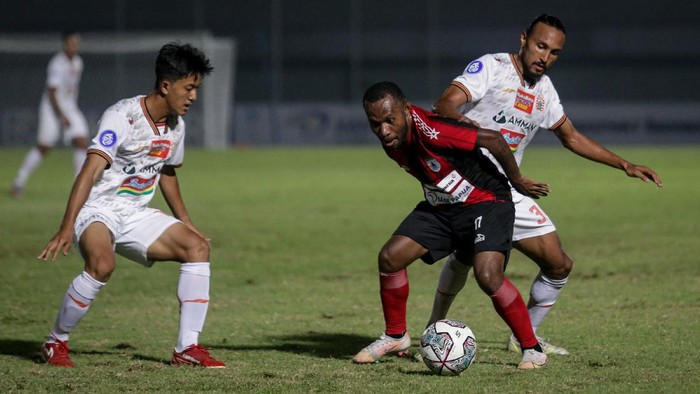 Pesepak bola Persipura Jayapura Yohanes Pahabol (tengah) berebut bola dengan pesepak bola Persija Jakarta Rohit Chand (kanan) pada laga lanjutan Liga 1 2021-2022 di Stadion Indomilk Arena, Tangerang, Banten, Minggu (19/9/2021). Pertandingan tersebut berakhir imbang dengan skor 0-0. ANTARA FOTO/Fauzan/wsj.