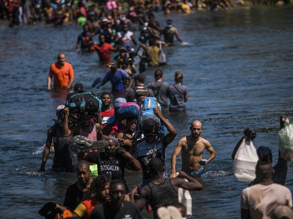 Potret Warga Haiti Ramai-ramai Seberangi Sungai Demi Menuju AS