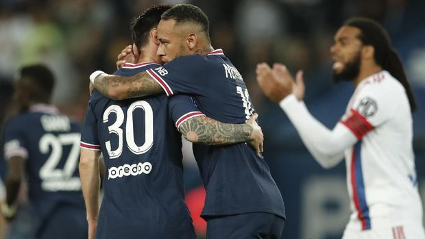 Soccer Football - Ligue 1 - Paris St Germain v Olympique Lyonnais - Parc des Princes, Paris, France - September 19, 2021 Paris St Germain's Neymar celebrates scoring their first goal with Lionel Messi REUTERS/Benoit Tessier