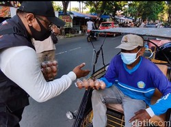 Harga Telur Ayam Anjlok, Begini Cara Relawan Lamongan Bantu Peternak