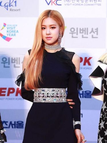 5 Inspirasi Gaya Rose BLACKPINK Pakai Little Black Dress, Chic dan Stylish!