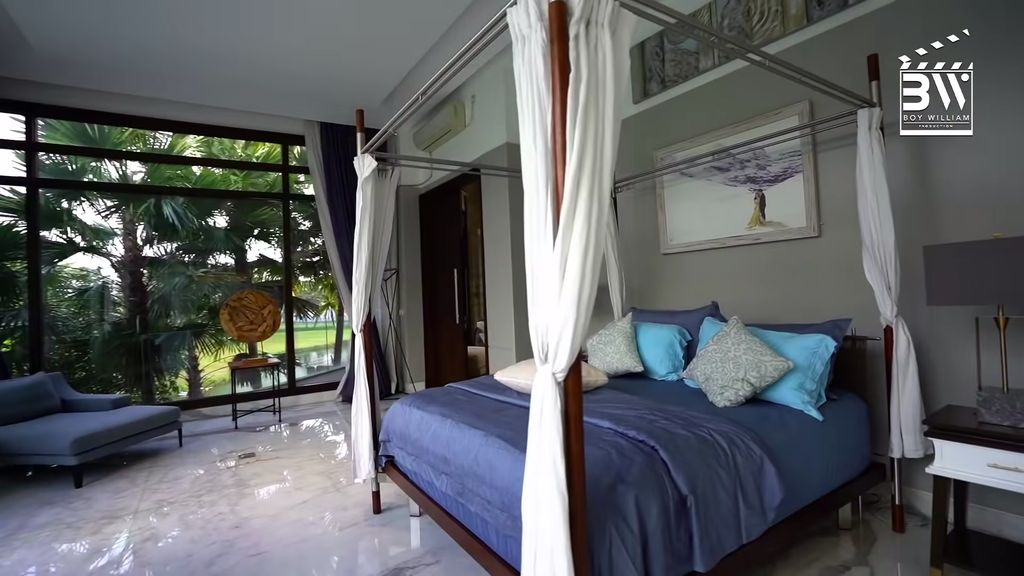 Rumah Mewah Momo Eks Geisha