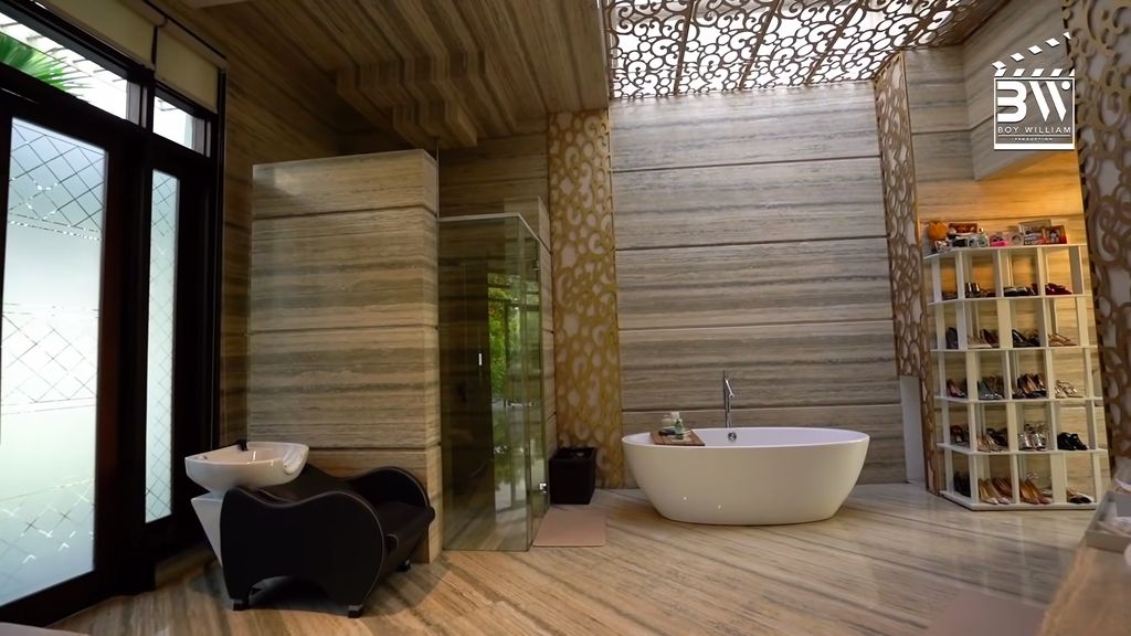 Rumah Mewah Momo Eks Geisha