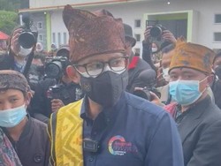 Kisah Sandiaga Uno Ganti Karpet Masjid Lumajang Dalam Hitungan 2 Jam