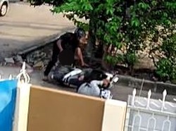 Ngeri! Warga Tiba-tiba Dibacok Orang Berhelm Hitam di Jalanan Palembang