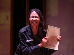 Cara Laura Basuki Hapalkan Dialog Sambil Lari Buat Seri Monolog Di Tepi Sejarah