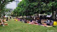 Seru! Bisa Makan Sambil Piknik di Bawah Pesawat Tempur