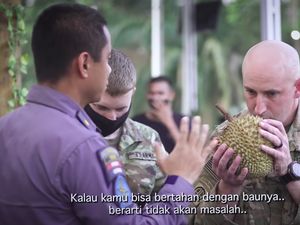 Reaksi Tentara Amerika Saat Cicip Durian dan Pempek Pertama Kali Reaksi Tentara Amerika Saat Cicip Durian dan Pempek Pertama Kali