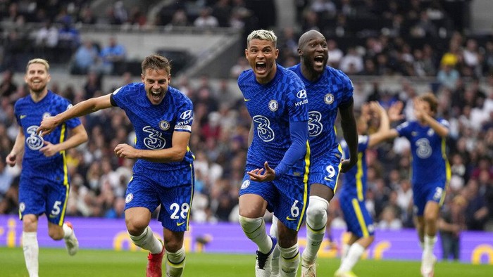 Chelseas Thiago Silva, center, celebrates after scoring the opening goal during the English Premier League soccer match between Tottenham Hotspur and Chelsea at the Tottenham Hotspur Stadium in London, England, Sunday, Sep. 19, 2021. (AP Photo/Matt Dunham)