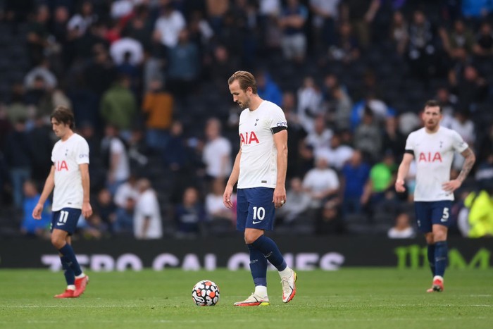 LONDON, ENGLAND - SEPTEMBER 19: Harry Kane of Tottenham Hotspur looks dejected after their side concedes a third goal scored by Antonio Ruediger of Chelsea (not pictured) during the Premier League match between Tottenham Hotspur and Chelsea at Tottenham Hotspur Stadium on September 19, 2021 in London, England. (Photo by Laurence Griffiths/Getty Images)