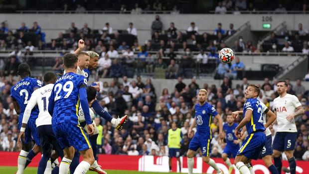 Chelsea's Thiago Silva, center left, scores the opening goal during the English Premier League soccer match between Tottenham Hotspur and Chelsea at the Tottenham Hotspur Stadium in London, England, Sunday, Sep. 19, 2021. (AP Photo/Matt Dunham)
