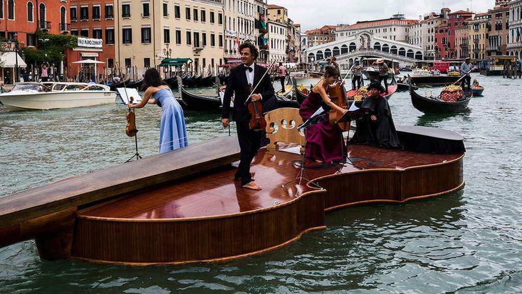 Foto: Biola Nuh Berlayar di Venesia