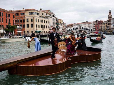 Foto: Biola Nuh Berlayar di Venesia