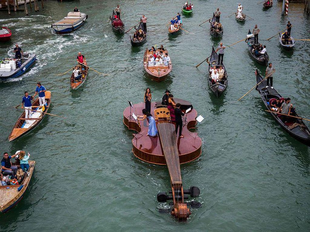 Ketika Biola Raksasa Mengapung di Venesia Ketika Biola Raksasa Mengapung di Venesia