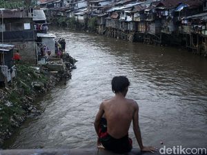 Menyapa Warga Bantaran Ciliwung yang Bakal Direlokasi ke Pasar Rumput Menyapa Warga Bantaran Ciliwung yang Bakal Direlokasi ke Pasar Rumput